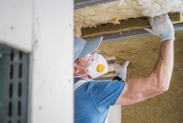 house-insulating-by-worker_1426-1592